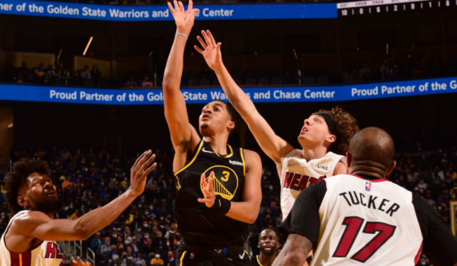 I Golden State Warriors hanno sconfitto i Miami Heat 115-108 in casa